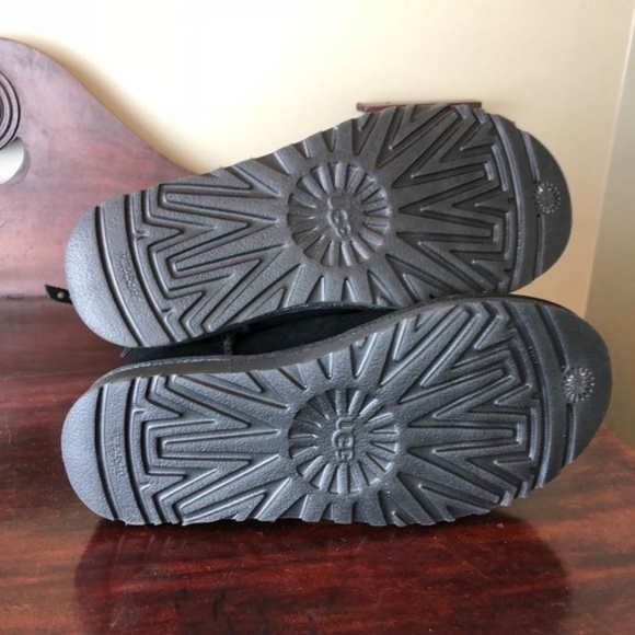 UGG  Back Zip Black Short Boot 6 NWOB - Picture 5 of 7